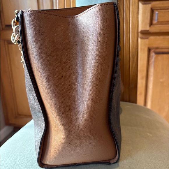 Michael Kors Brown Shoulder Bag with Gold-Tone Hardware. Medium size - Picture 12 of 15